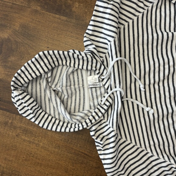 Striped Cropped Hoodie - Black and White - Picture 9 of 12